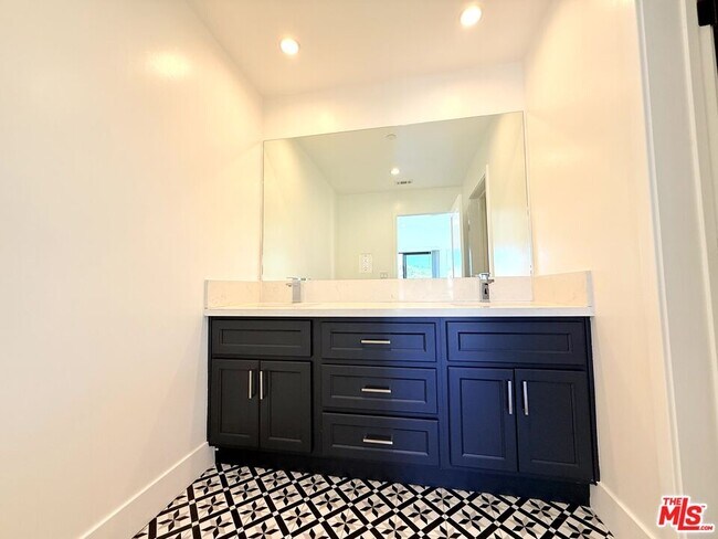 Building Photo - 3414 London St