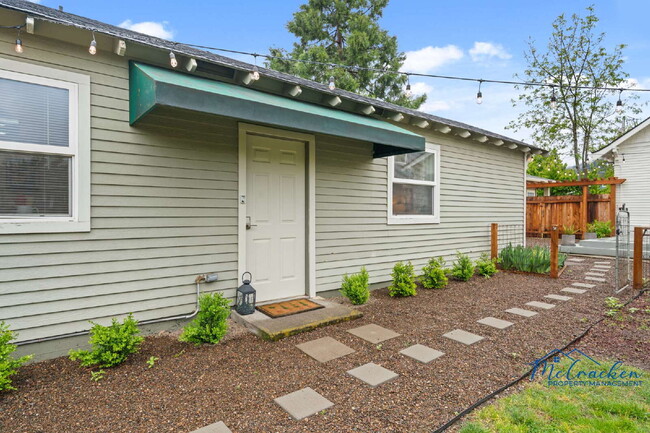 Building Photo - Charming Studio with Full Kitchen in Ashland