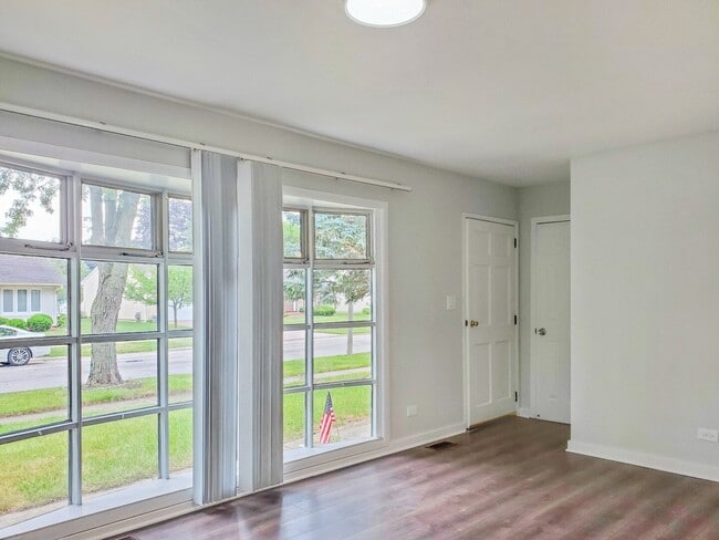 Building Photo - 720 Country Ln S