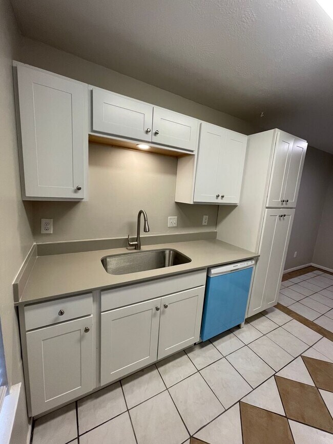 Building Photo - 825SS