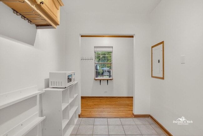 Building Photo - Fantastic Rogers Park 1 Bedroom Has it All