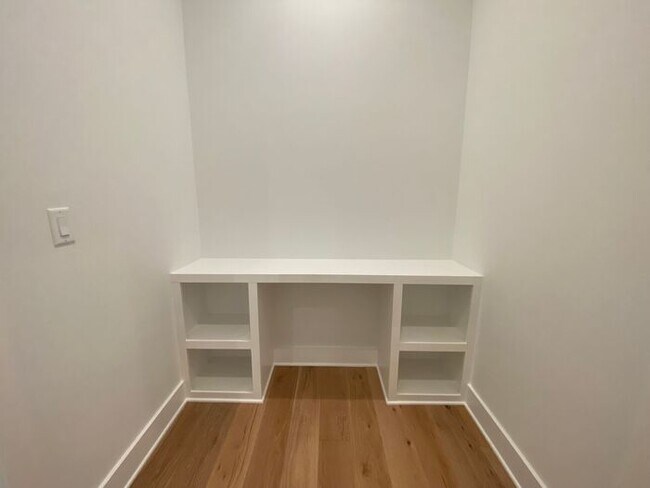 Building Photo - Luxury 4 Bed 3 Bath - 4 Minutes from Downt...