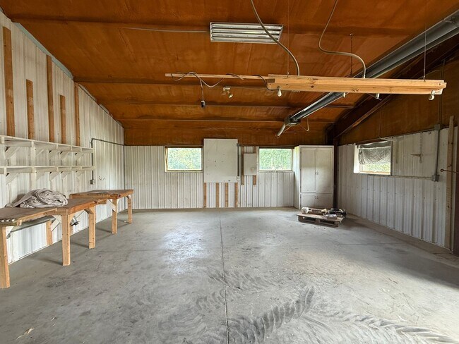 Building Photo - 1695 Louser Rd