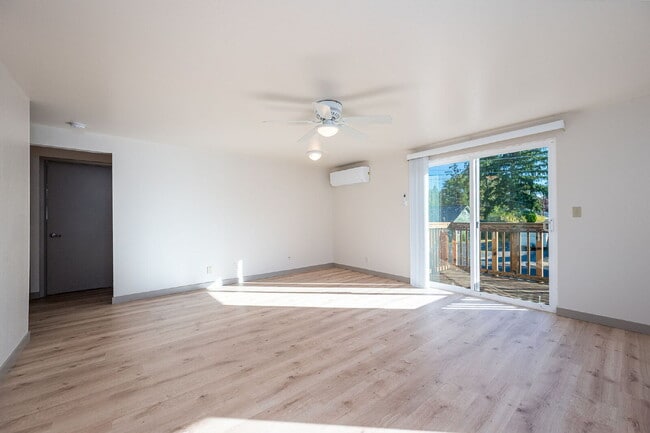 Building Photo - Affordable, Attractive 2-bed in a small Complex