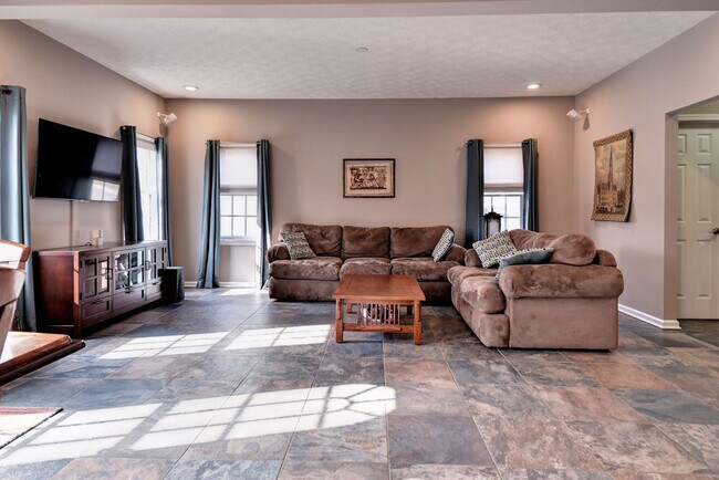 Building Photo - Spacious and Updated Yorktown Home