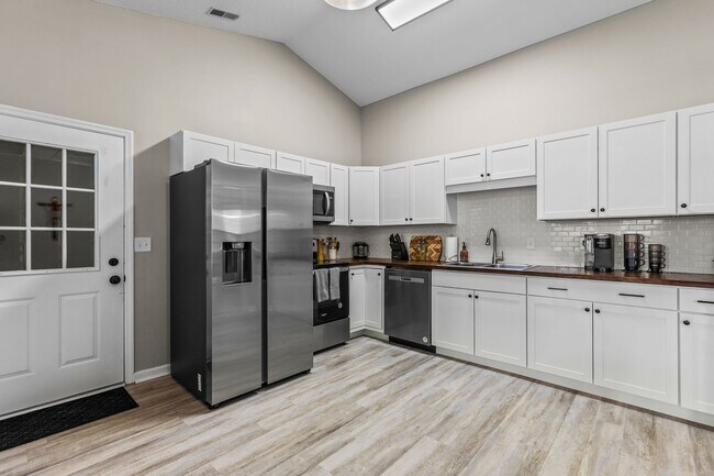 Building Photo - 612 Crissy Dr