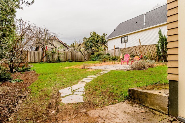 Building Photo - 517 NE Fargo St