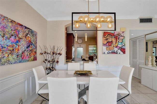 Building Photo - 330 SE 2nd St