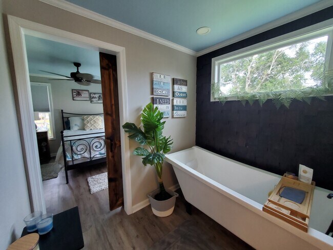 Building Photo - 305 Fairview Dr