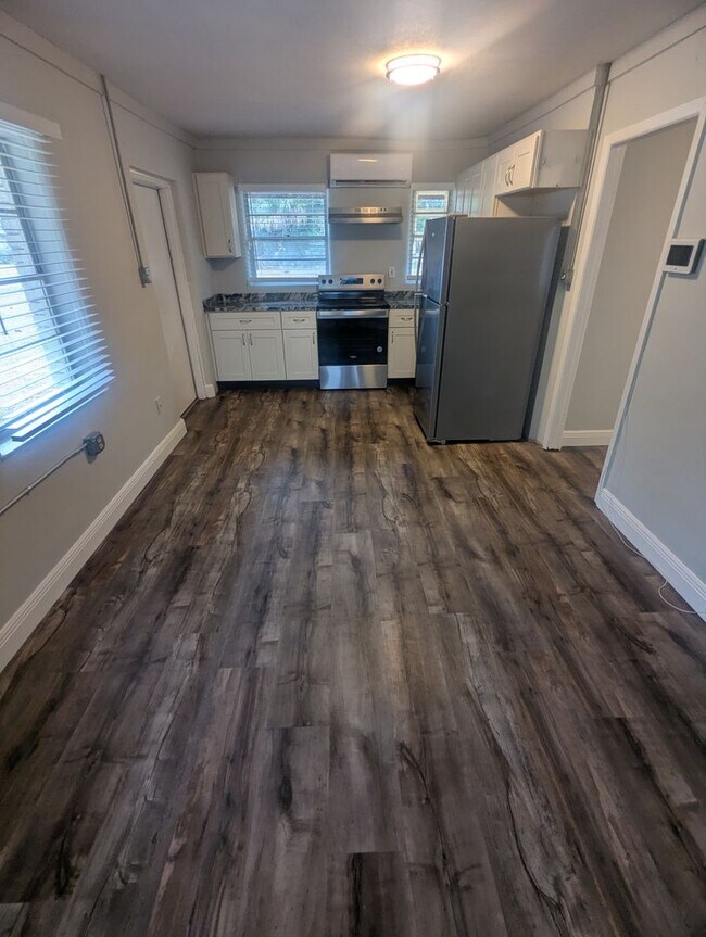 Building Photo - Charming 1 Bedroom 1 Bath Condo. Utilities included. Fury friends Welcome!