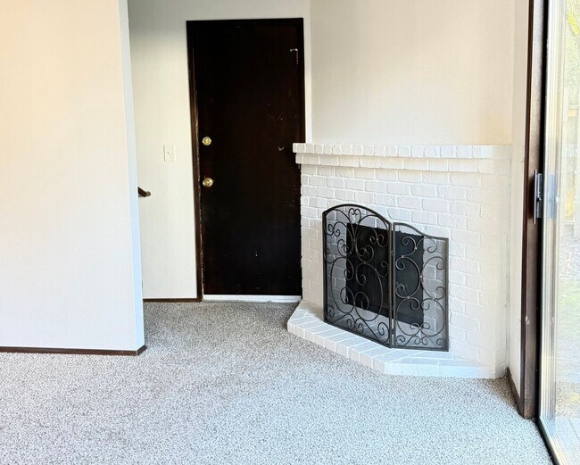 Building Photo - Bright & Beautiful Townhome- Fully Remodeled Kitchen and Bathrooms - Spacious Yard!