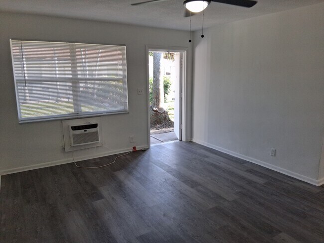 Building Photo - 4111 SW 24th Ct