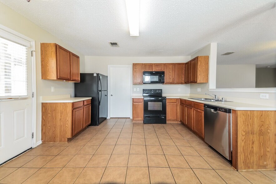 Building Photo - 16528 Woodside Dr