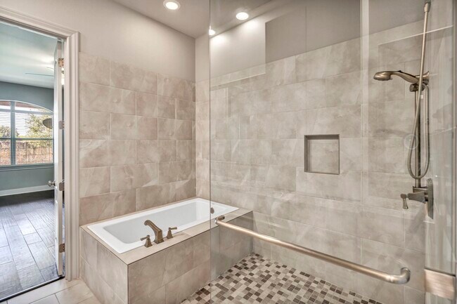 Building Photo - 307 Enclave Cir