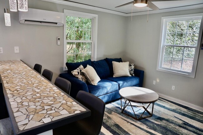 Building Photo - 4928 Oleander Dr