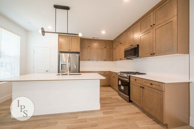 Building Photo - 2830 E Tamarind Dr
