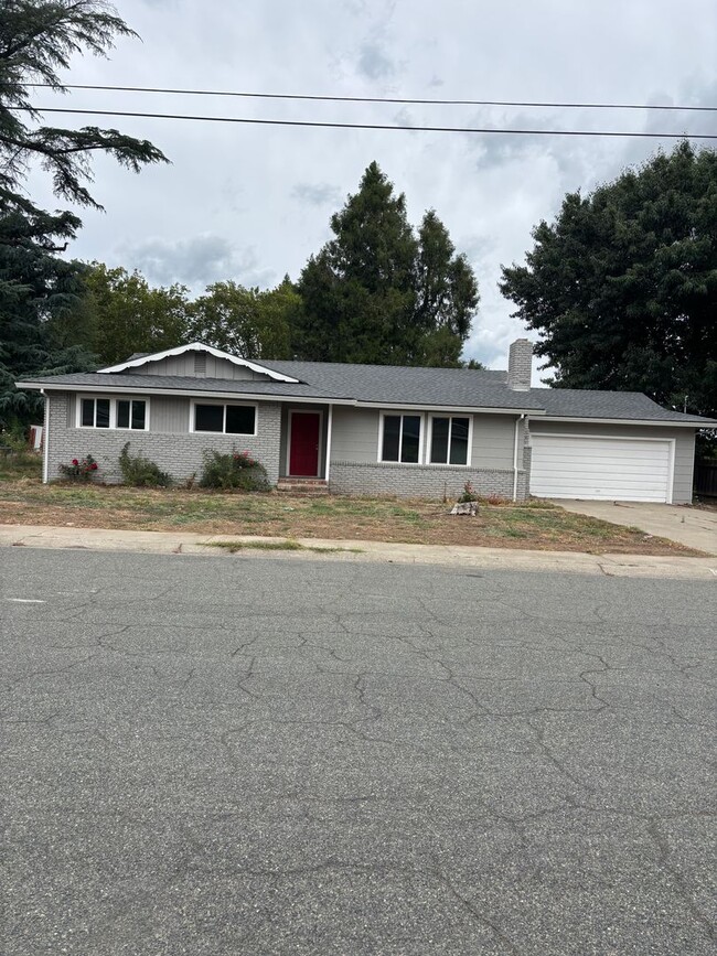 Building Photo - 17 Hollis Ln