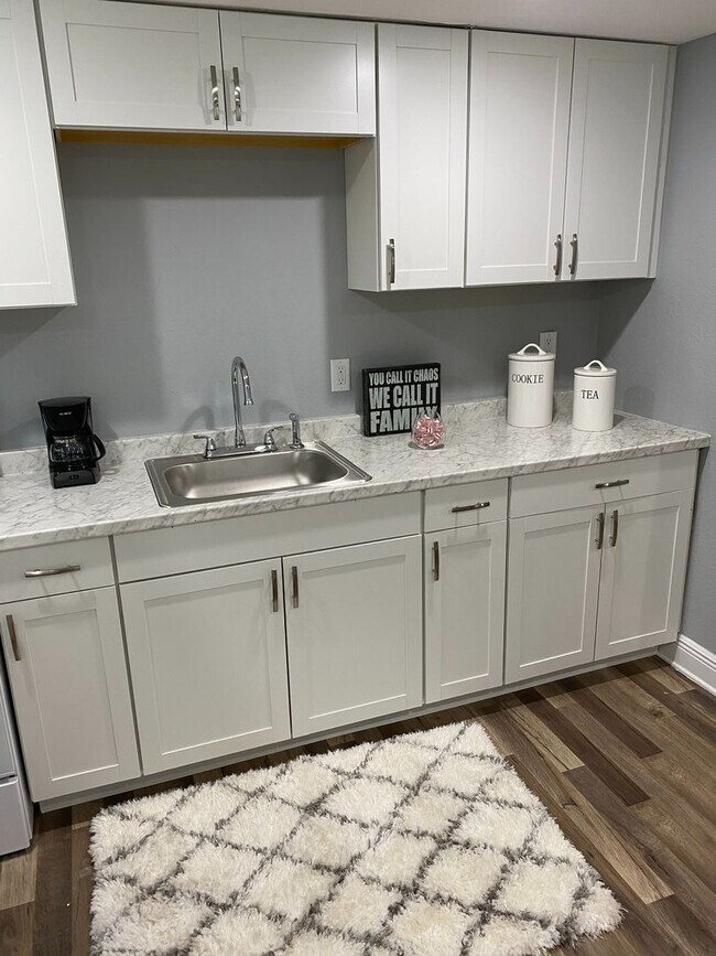 Building Photo - 1/1 Condo Within Walking Distance to Brandon Mall