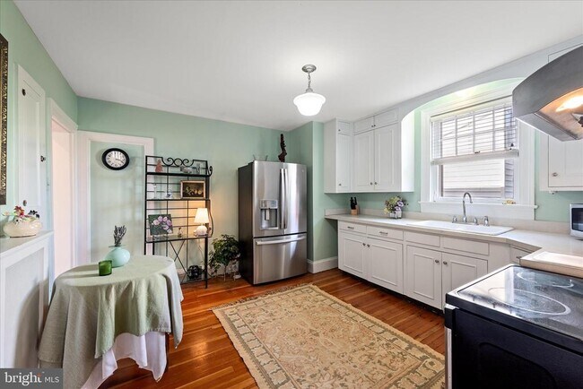 Building Photo - 320 S Loudoun St