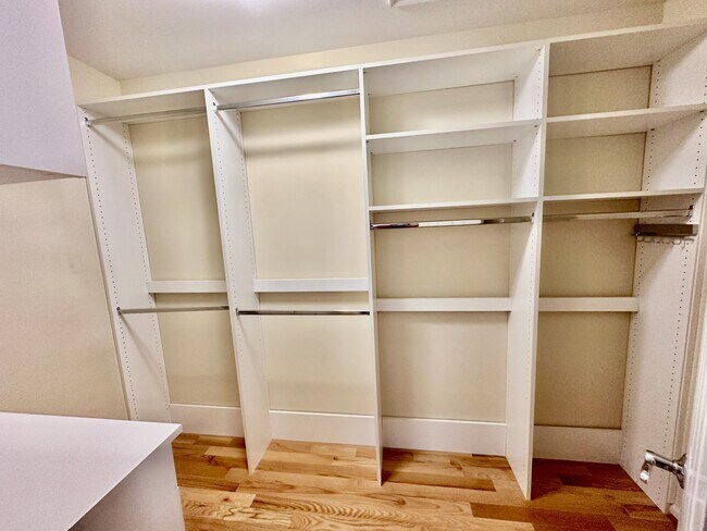 Building Photo - 917 Crestfield Dr