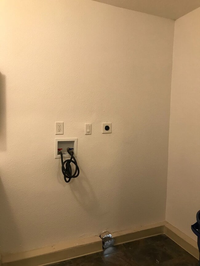 Building Photo - Aspen Ave - BLUE