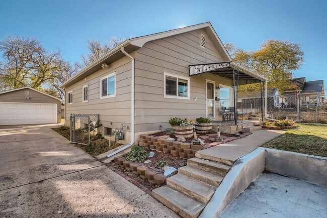 Building Photo - AVAILABLE NOW, LARGE YARD AND DETACHED 2 CAR GARAGE, UPDATED FLOORS AND BATH, $0 DEPOSIT OPTIONS!