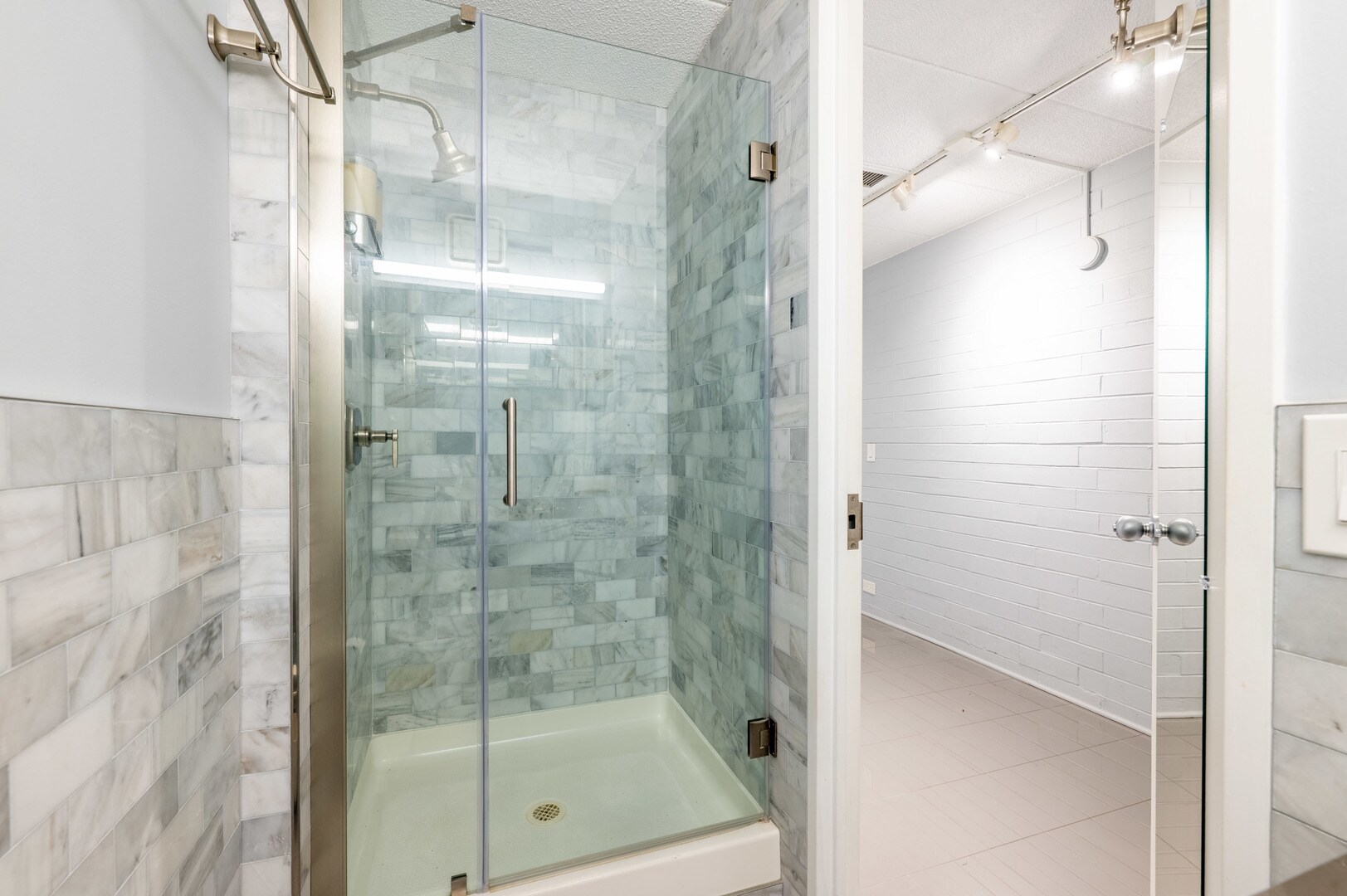 Building Photo - 630 Vernon Ave