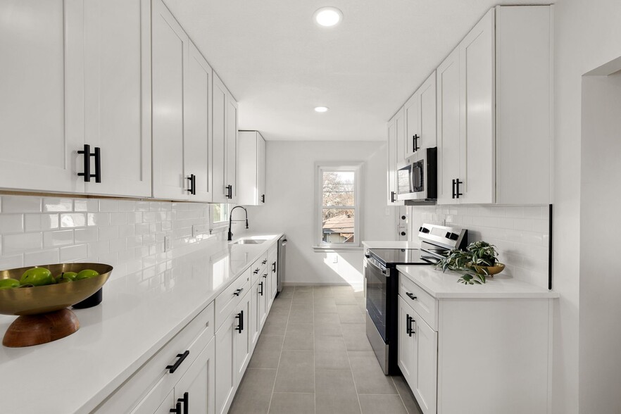 Building Photo - 822 E 72nd St