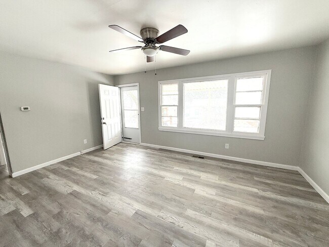 Building Photo - Cute Two Bedroom Home