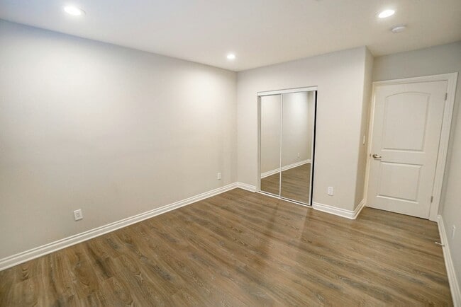 Building Photo - 1118-1118 1/2 W 39th Pl