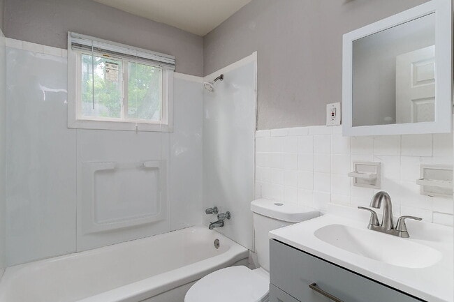 Building Photo - "Charming 3-Bedroom Gem with Cozy Living Space in Saint Louis!"