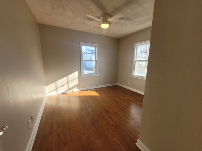 Building Photo - 2 Bedroom Home with detached garage