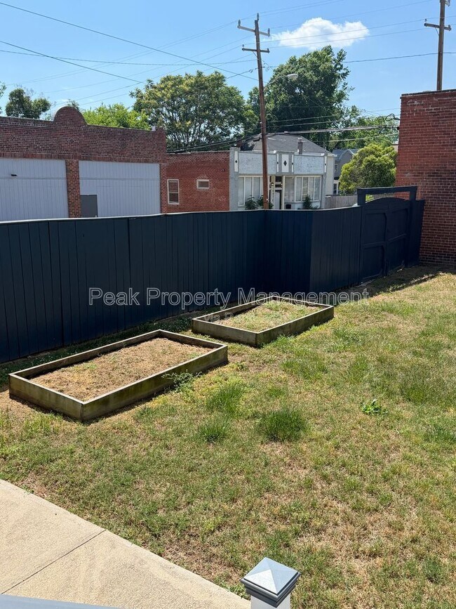 Building Photo - 3400 Carolina Ave