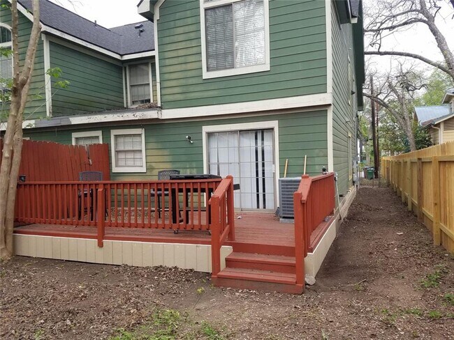 Building Photo - 4 bedroom 3 bath in the heart of North Campus