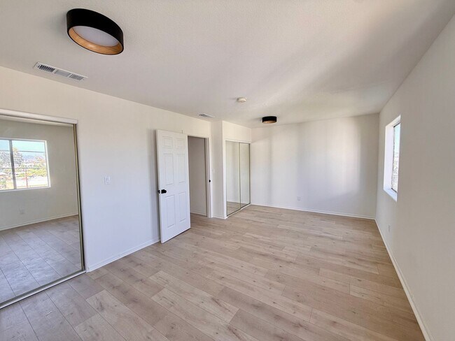 Building Photo - 1027 Coronado Ter