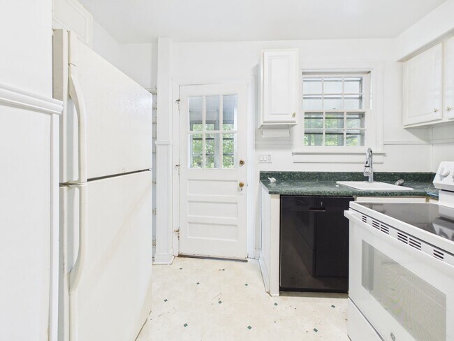 Building Photo - 2253 Brookwood Rd