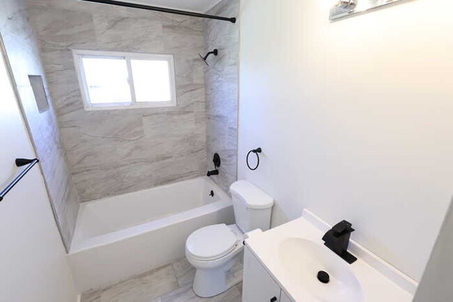 Building Photo - 1859 Delia Ave