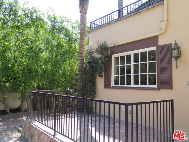Building Photo - 802 Cloverdale Ave