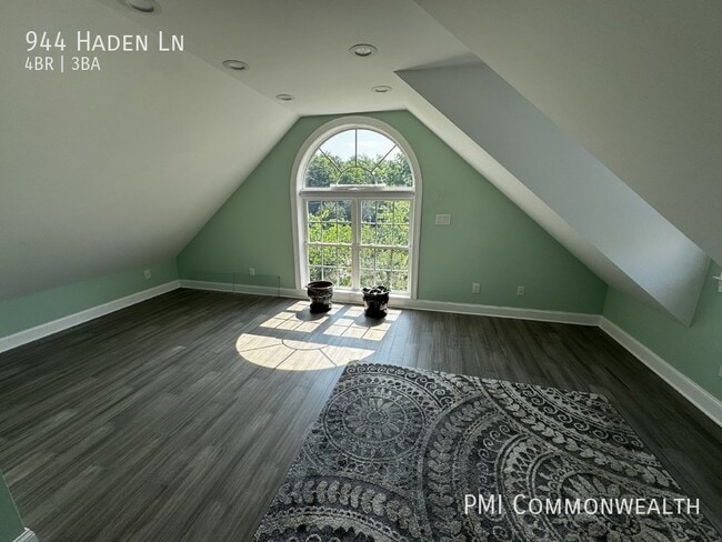 Building Photo - 3 Bed / 2 Bath Single Family with 1b1b in-...