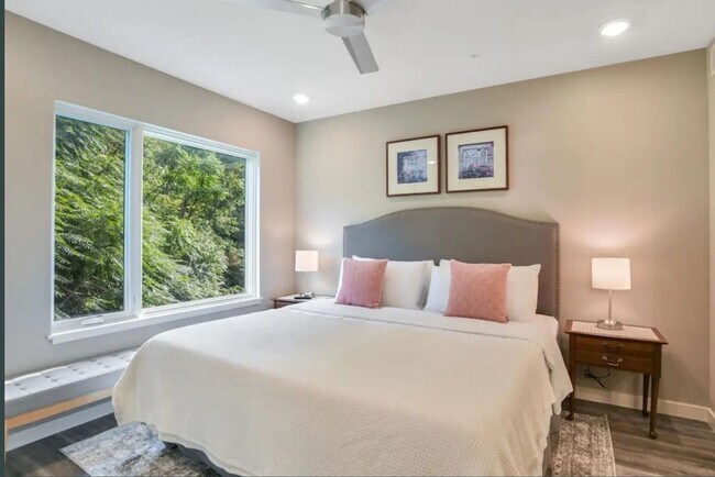 Building Photo - Stunning Furnished Townhouse in the South ...