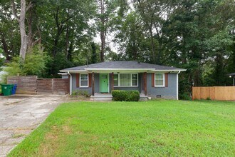 Building Photo - Renovated 3/2 w/ Fenced In Backyard and Courtyard!