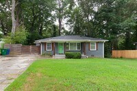 Building Photo - Renovated 3/2 w/ Fenced In Backyard and Co...