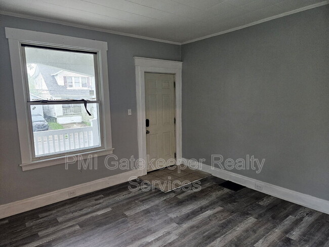 Building Photo - 5402 Rolston Ave