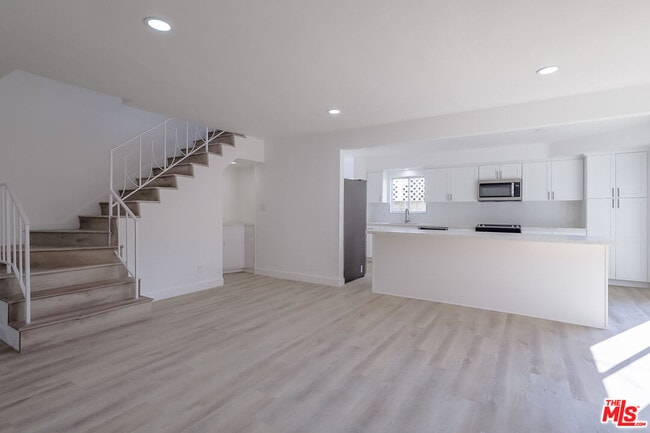 Building Photo - 823 S Detroit St