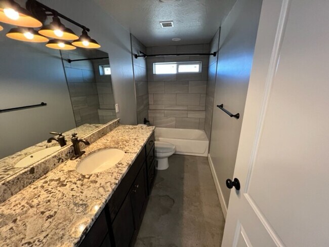 Building Photo - STUNNING 7-BEDROOM HOME IN PLEASANT GROVE