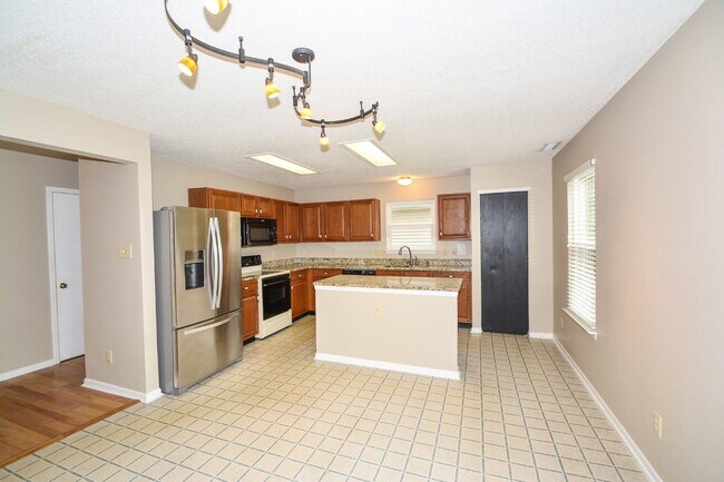 Building Photo - "Spacious 3-Bed Retreat in Fishers with El...