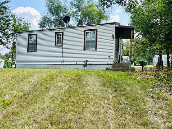 Building Photo - Move In Ready! 2 Bedroom House
