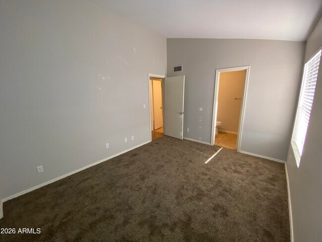 Building Photo - 5146 E Oak St