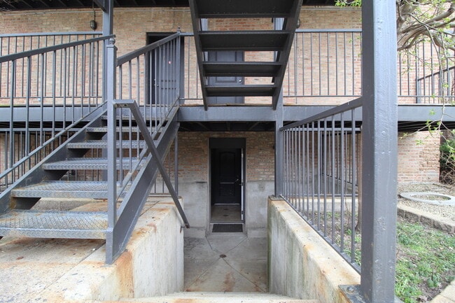 Building Photo - 5528 S Indiana Ave