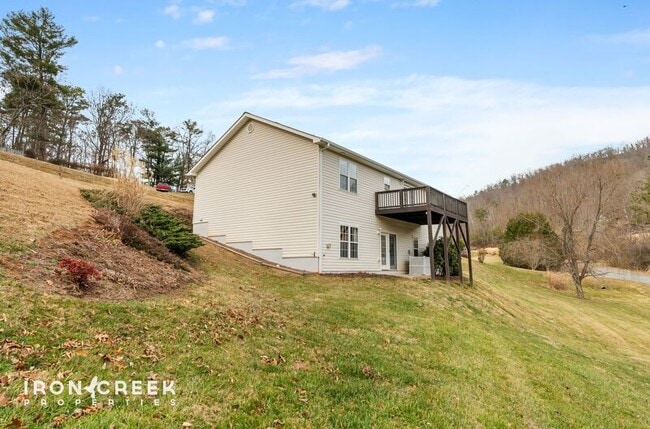 Building Photo - 8 Rose Briar Cir